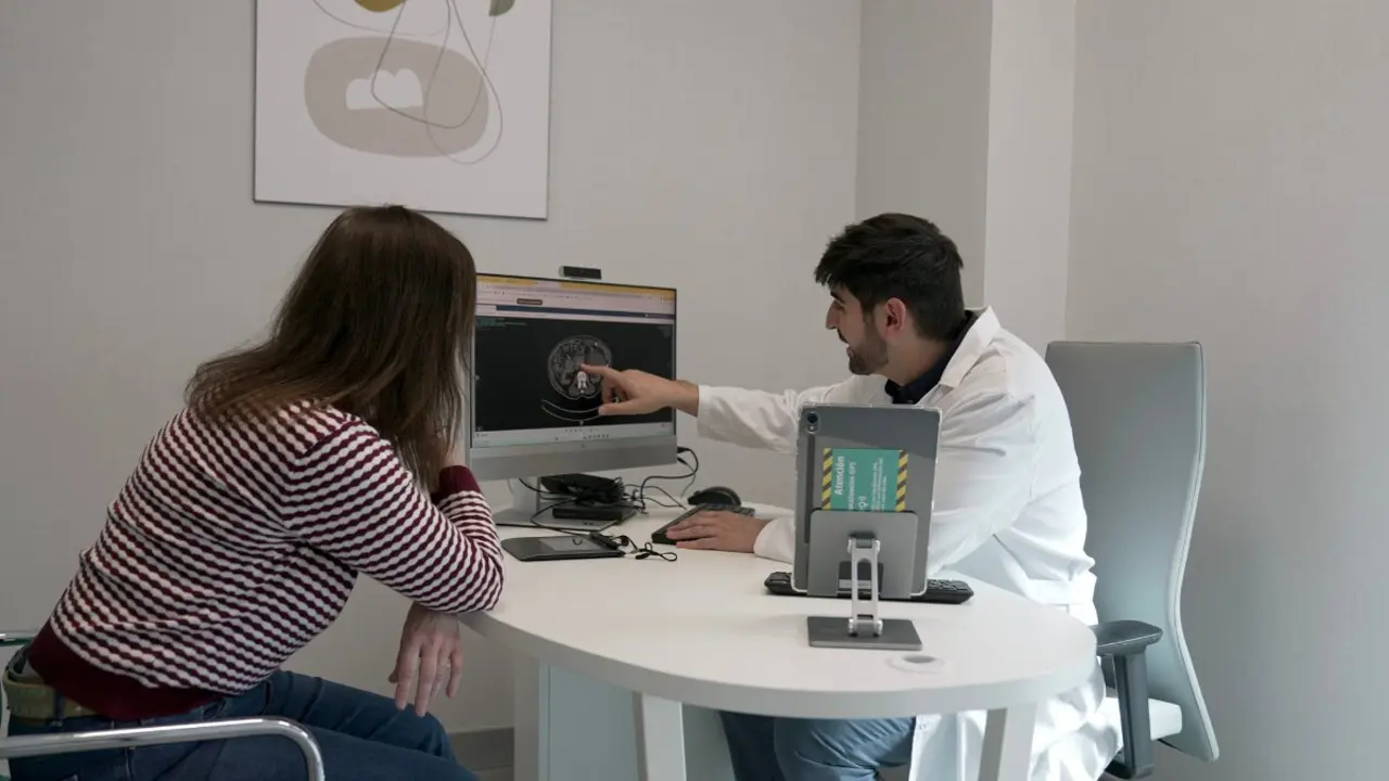 El doctor Guillermo Pola y Noem&iacute; Vega durante una consulta