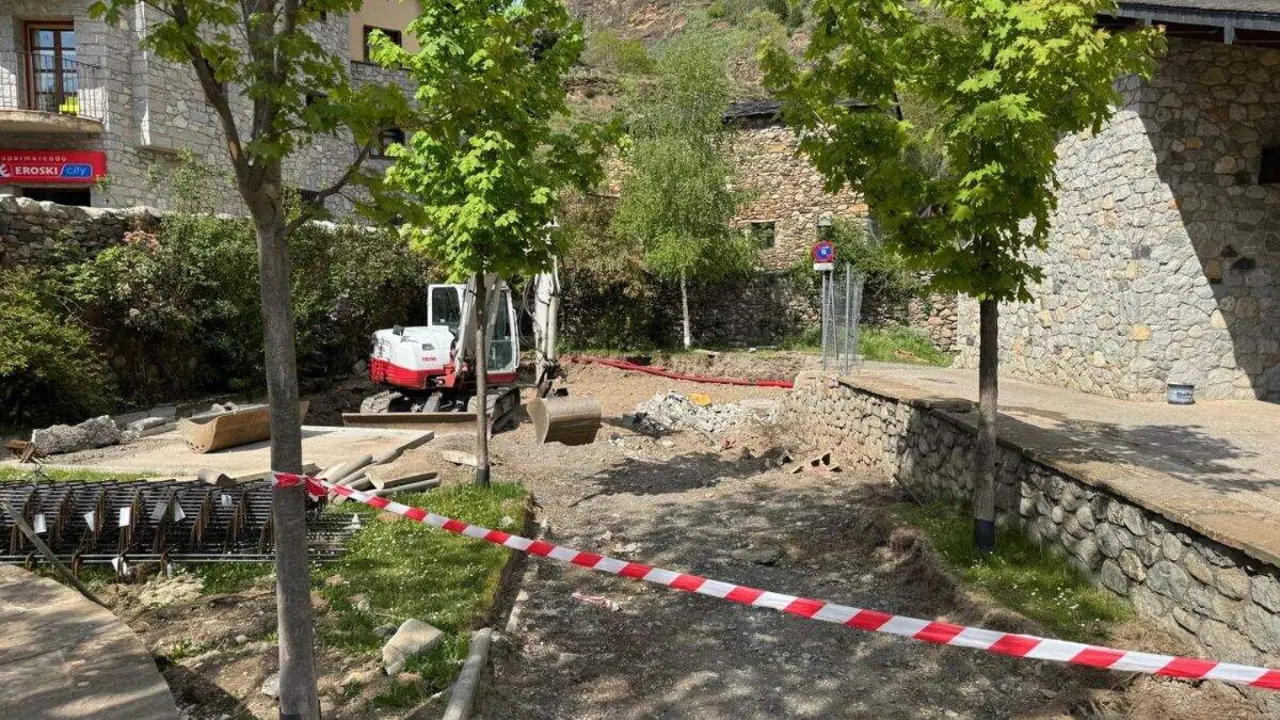 Obras del futuro espacio para mayores de Benasque, con fondos del Plan de Obras de DPH. / HA