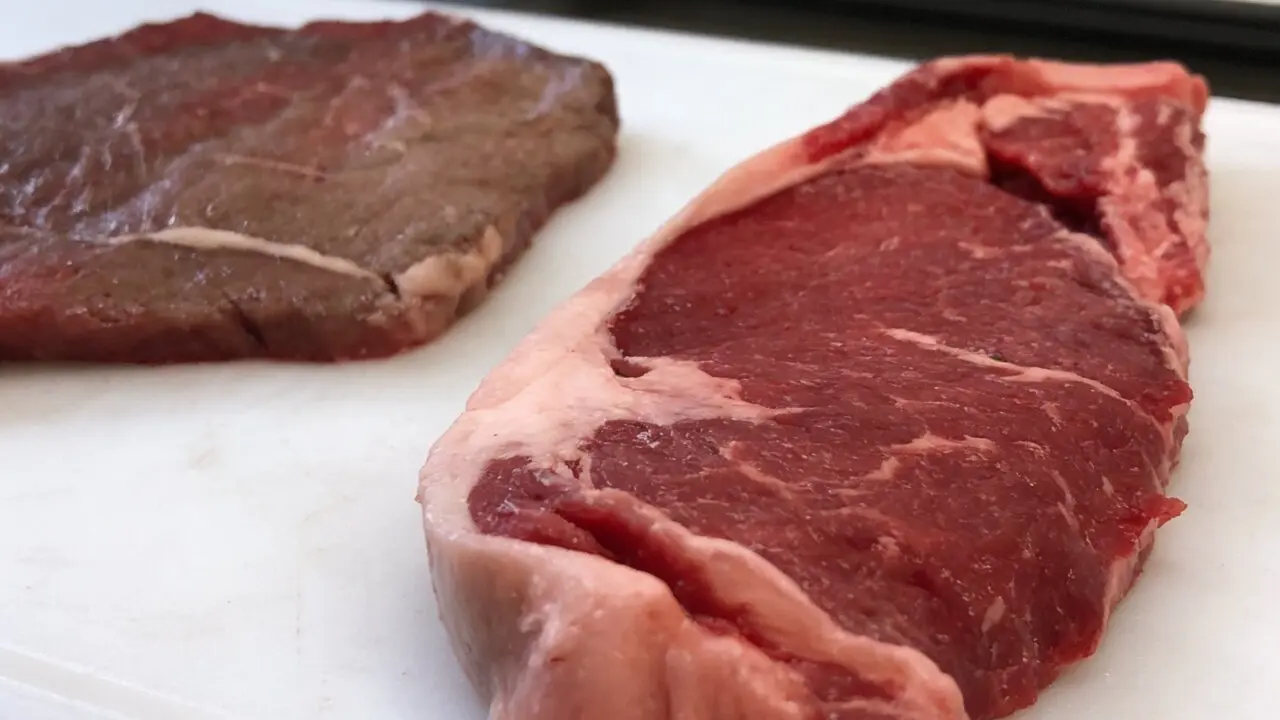 El tecn&oacute;logo de alimentos que explica en TikTok qu&eacute; significa el color marr&oacute;n de la carne