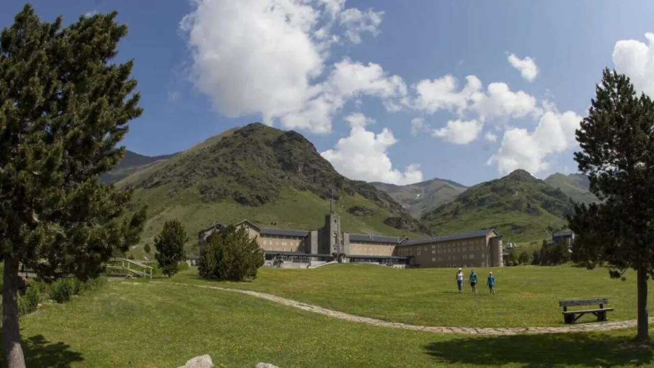 Hotel Vall de N&ugrave;ria, en el pirineo catal&aacute;n. / HA