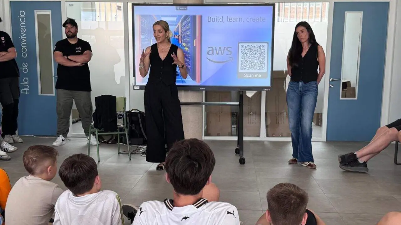 Visita de profesionales de AWS al Colegio La Caba&ntilde;eta de El Burgo. / HA