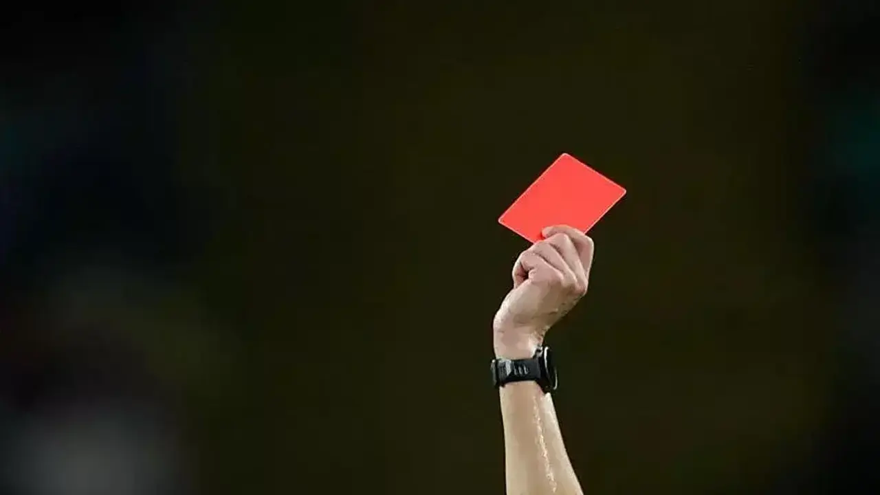 Una tarjeta roja / HOY ARAG&Oacute;N