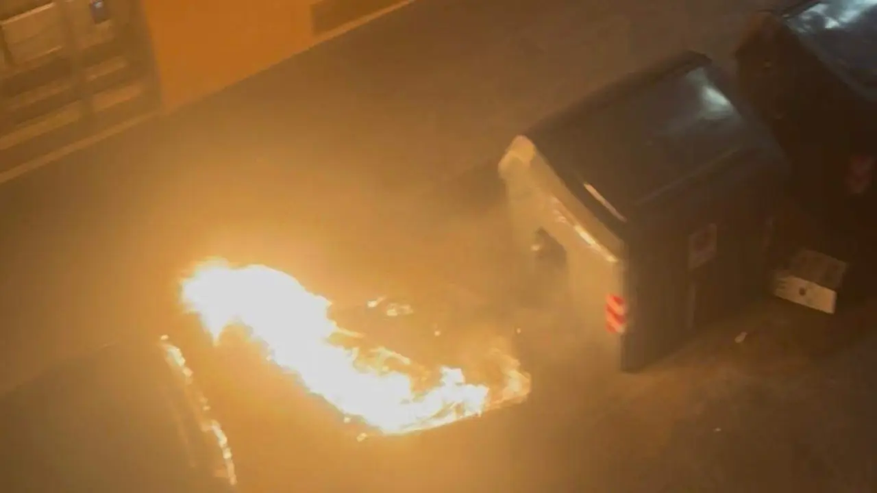 Uno de los &uacute;ltimos incendios provocados en contenedores en el barrio zaragozano de Torrero/Cedida a H.A.