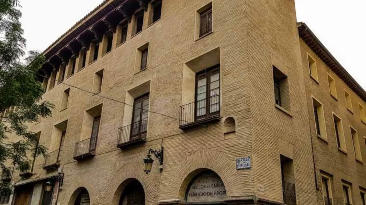 El Palacio de Fuenclara, abandonado a su suerte por la desidia / HOY ARAG&Oacute;N
