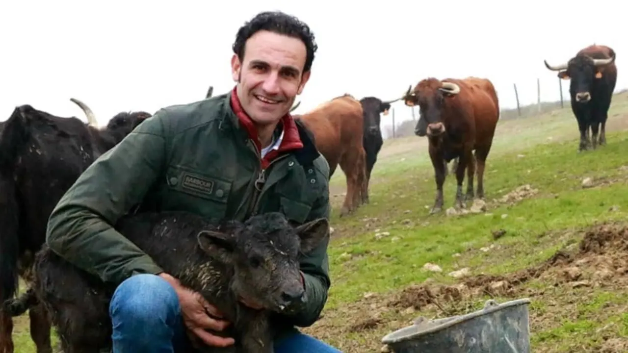 El extorero y ganadero Alberto Álvarez, en su finca de Ejea de los Caballeros / imanolsanchez.com