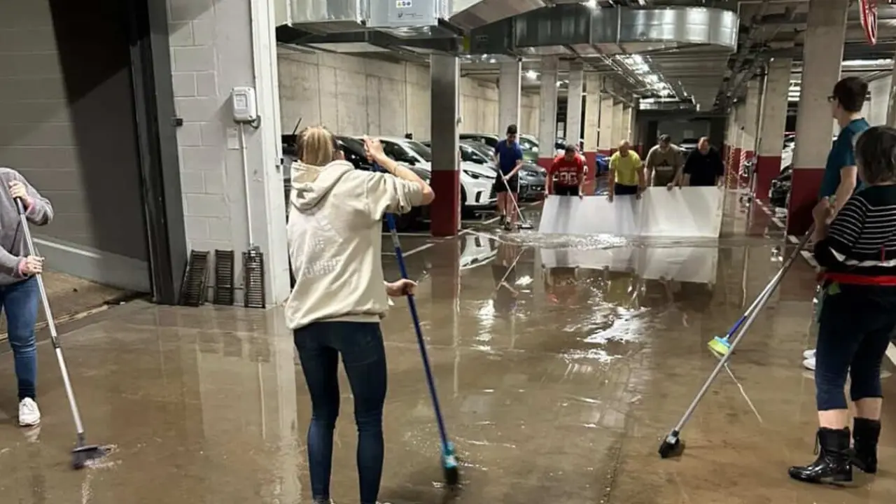 Los vecinos del edificio Casanate achicando agua hasta la madrugada con cada lluvia / Cedida