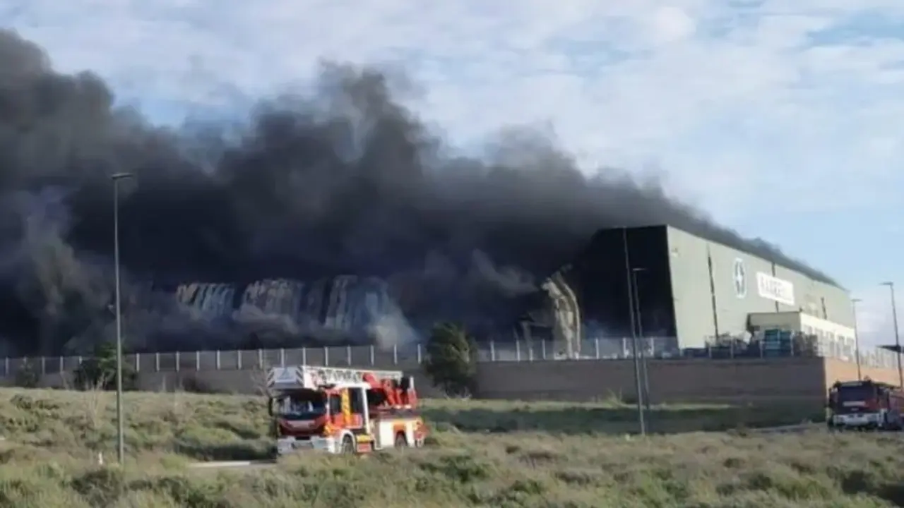 Un incendio en el PTR de la Cartuja Baja de Zaragoza, en una foto de archivo / HOY ARAG&Oacute;N