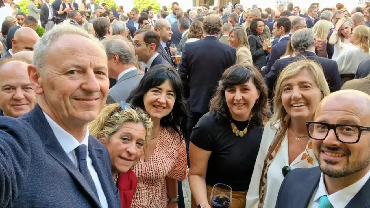 Varios dirigentes del Partido Aragon&eacute;s, en el coctel tras la toma de posesi&oacute;n del presidente Jorge Azc&oacute;n en esta nueva legislatura / Glor&iacute;a P&eacute;rez