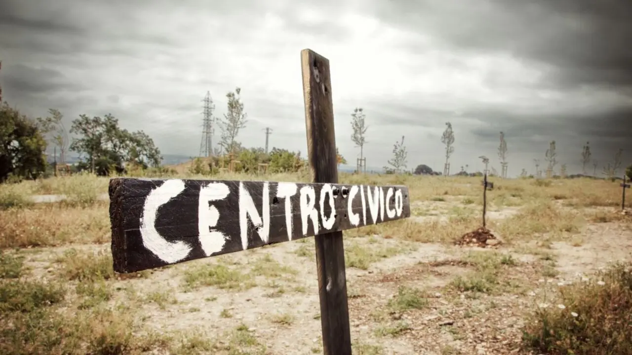 Cruces en los solares de Parque Venecia donde se construir&aacute;n pisos / Carolina Mart&iacute;nez P&eacute;rez