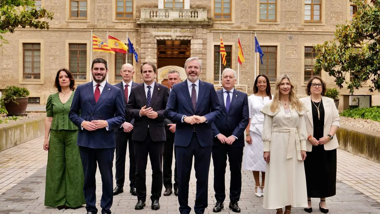 Jorge Azc&oacute;n junto a los nuevos consejeros del Gobierno de Arag&oacute;n / Fabi&aacute;n Sim&oacute;n