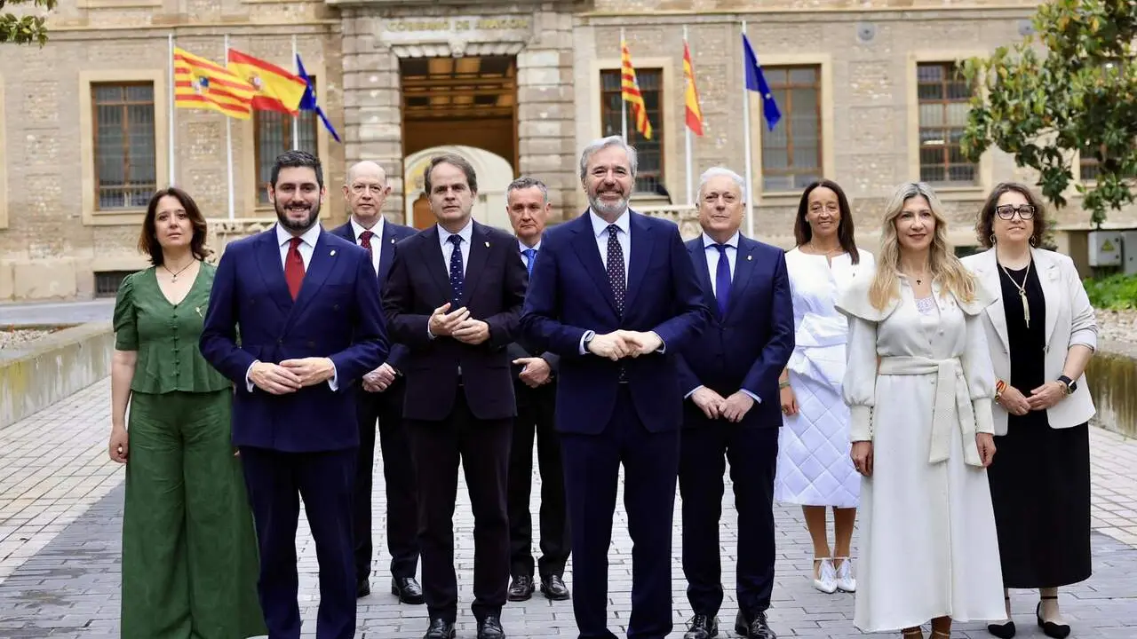 Jorge Azc&oacute;n junto a los nuevos consejeros del Gobierno de Arag&oacute;n