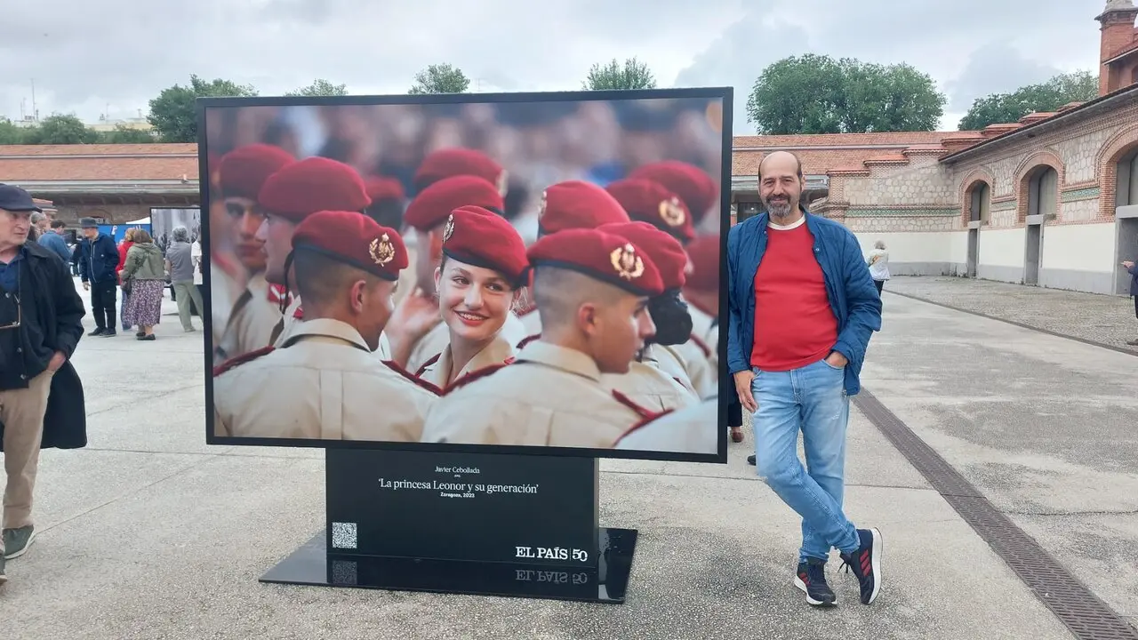 El fotoperiodista aragon&eacute;s Javier Cebollada junto a su fotograf&iacute;a de la princesa Leonor en la exposici&oacute;n del 50 aniversario de El Pa&iacute;s / Javier Cebollada | Asociaci&oacute;n profesional de fotoperiodistas de Arag&oacute;n