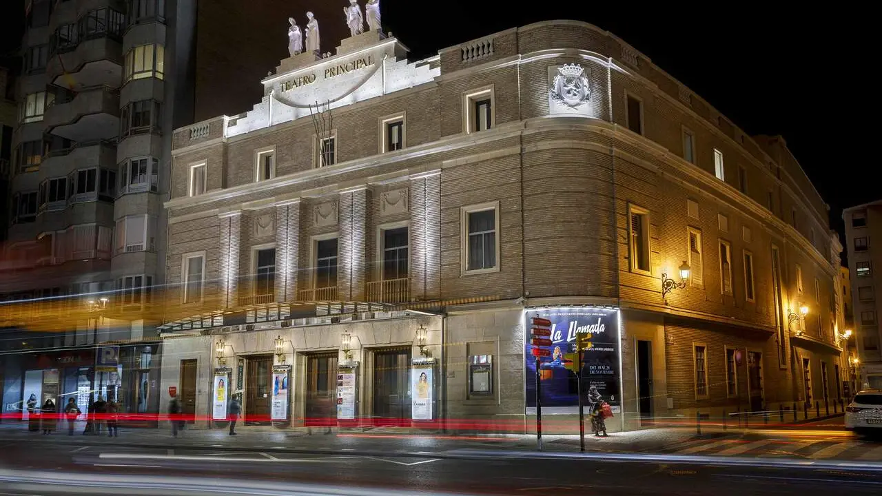 Imagen del Teatro Principal de Zaragoza iluminado de noche. / AZ