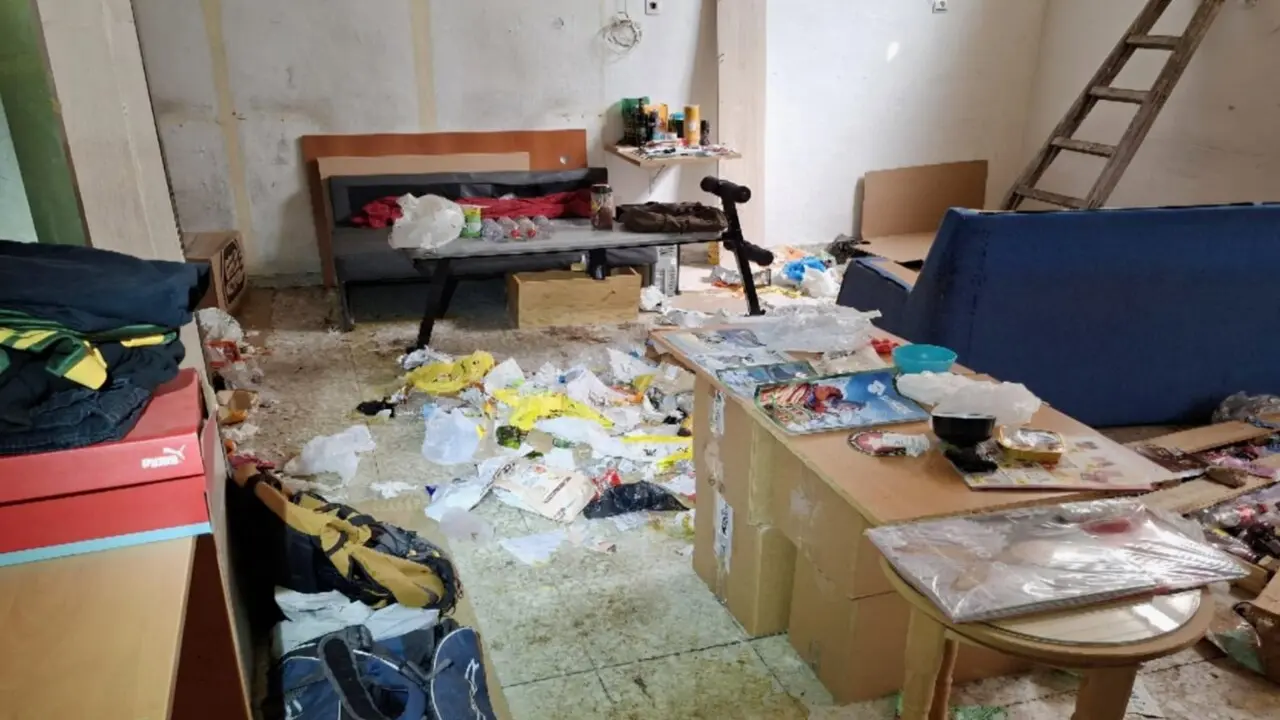 El espacio donde el galgo de 11 a&ntilde;os se encontraba encerrado