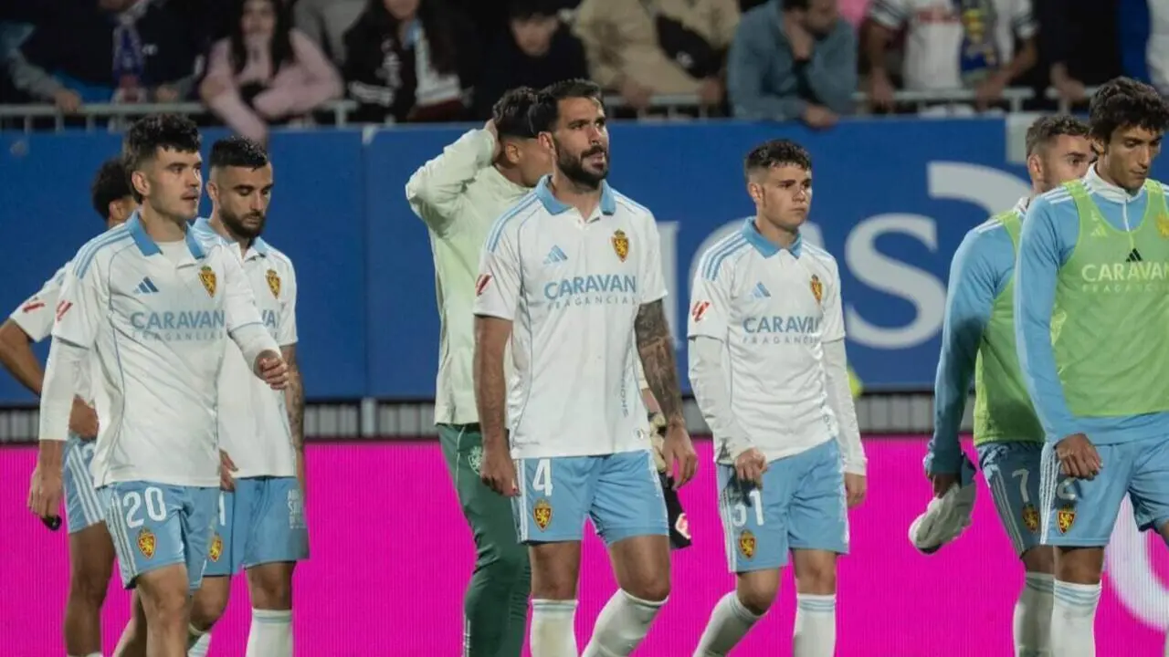 Jugadores del Real Zaragoza tras perder ante el Granada / Marcos Cebri&aacute;n