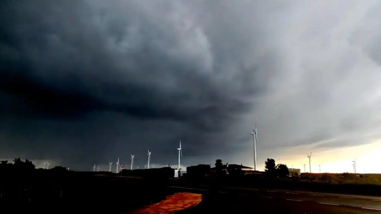 Un Cumulonimbus arcus, una de las nubes m&aacute;s espectaculares y codiciadas por los cazadores de tormentas / Ruben Aibar