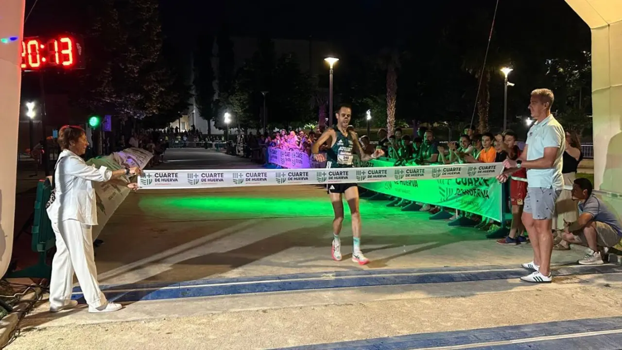 Participantes en la Carrera Nocturna de Cuarte, una cita deportiva con ambiente festivo y car&aacute;cter solidario