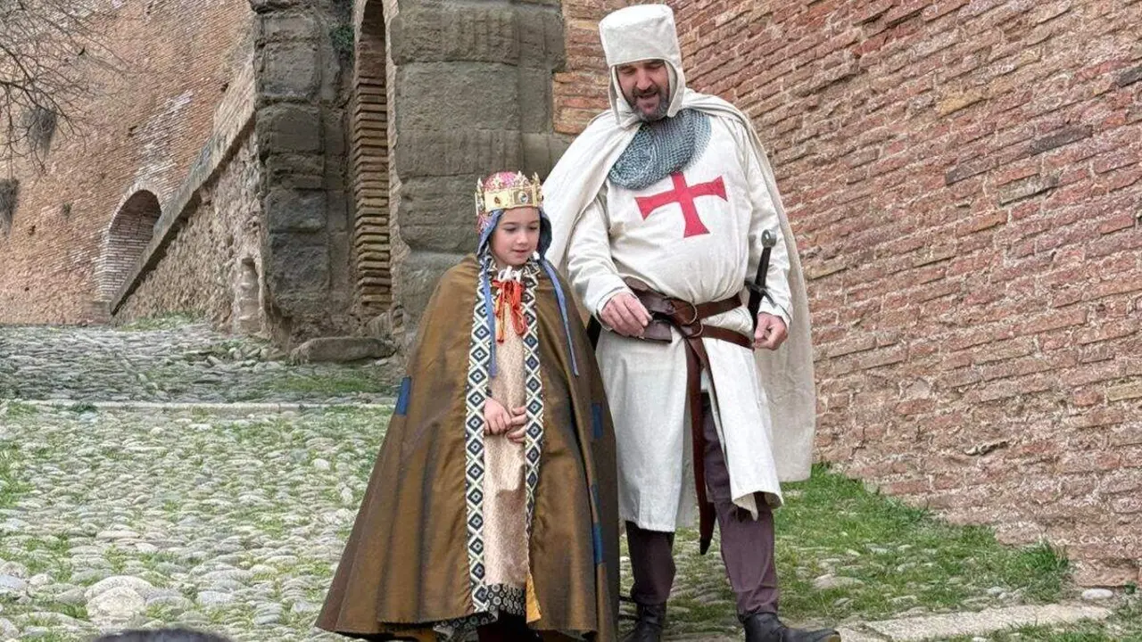 Guillem de Mont-rod&oacute;n y Jaime I, encarnados por actores en Monz&oacute;n. / AYTO. MONZ&Oacute;N