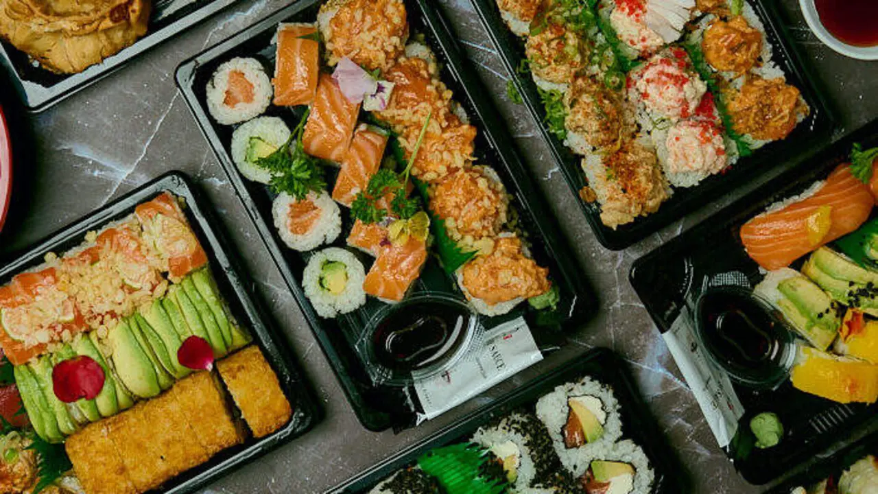 Bandejas "take away" de Maestro del Sushi, que este jueves regalan 100 en su nuevo local de Zaragoza / Maestro del Sushi