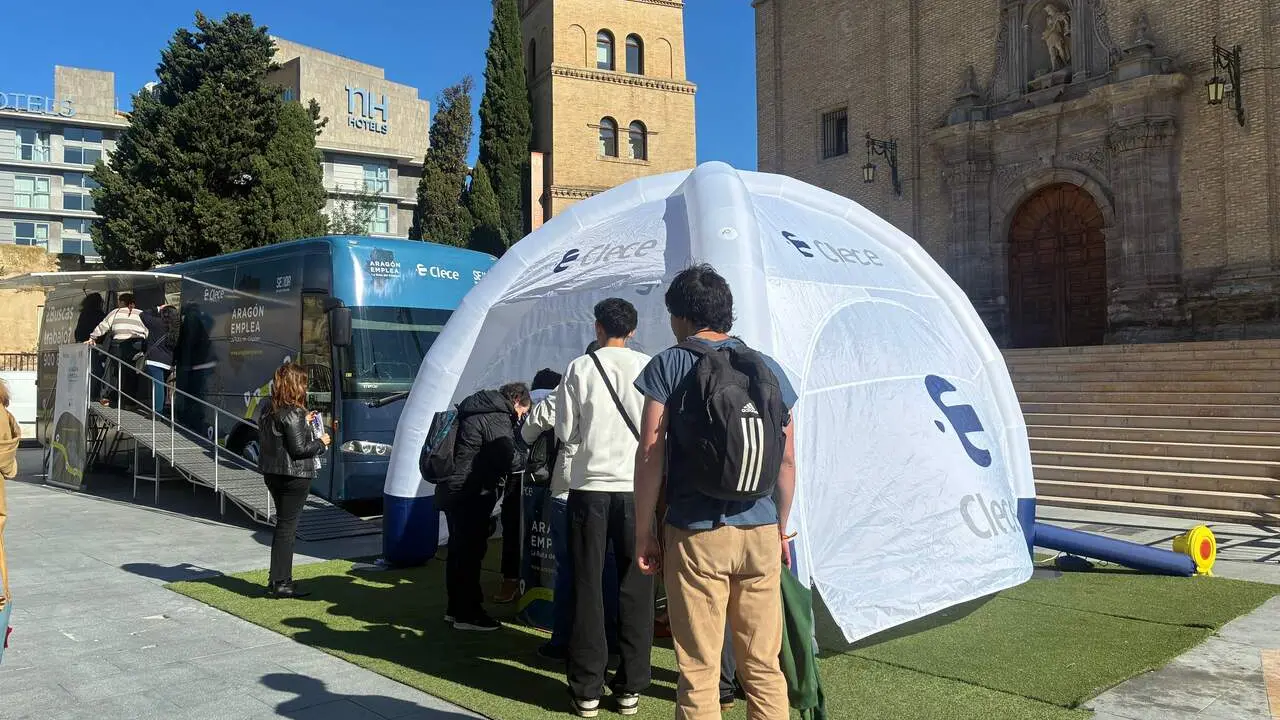 Jornada de la &lsquo;Ruta Arag&oacute;n Emplea&rsquo; de Clece en Zaragoza, con decenas de personas acudiendo al autob&uacute;s de selecci&oacute;n