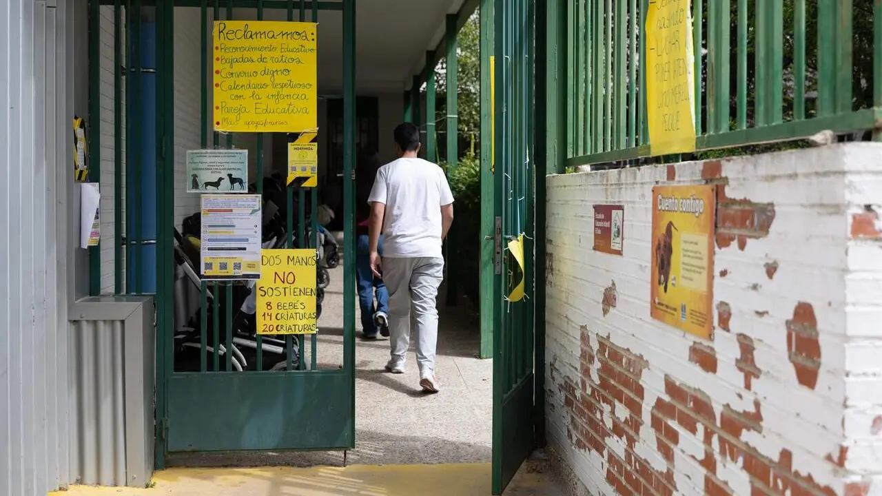 Varios carteles de protesta, en el exterior de una escuela infantil, a 10 de abril de 2026, en Madrid (Espa&ntilde;a). / EP