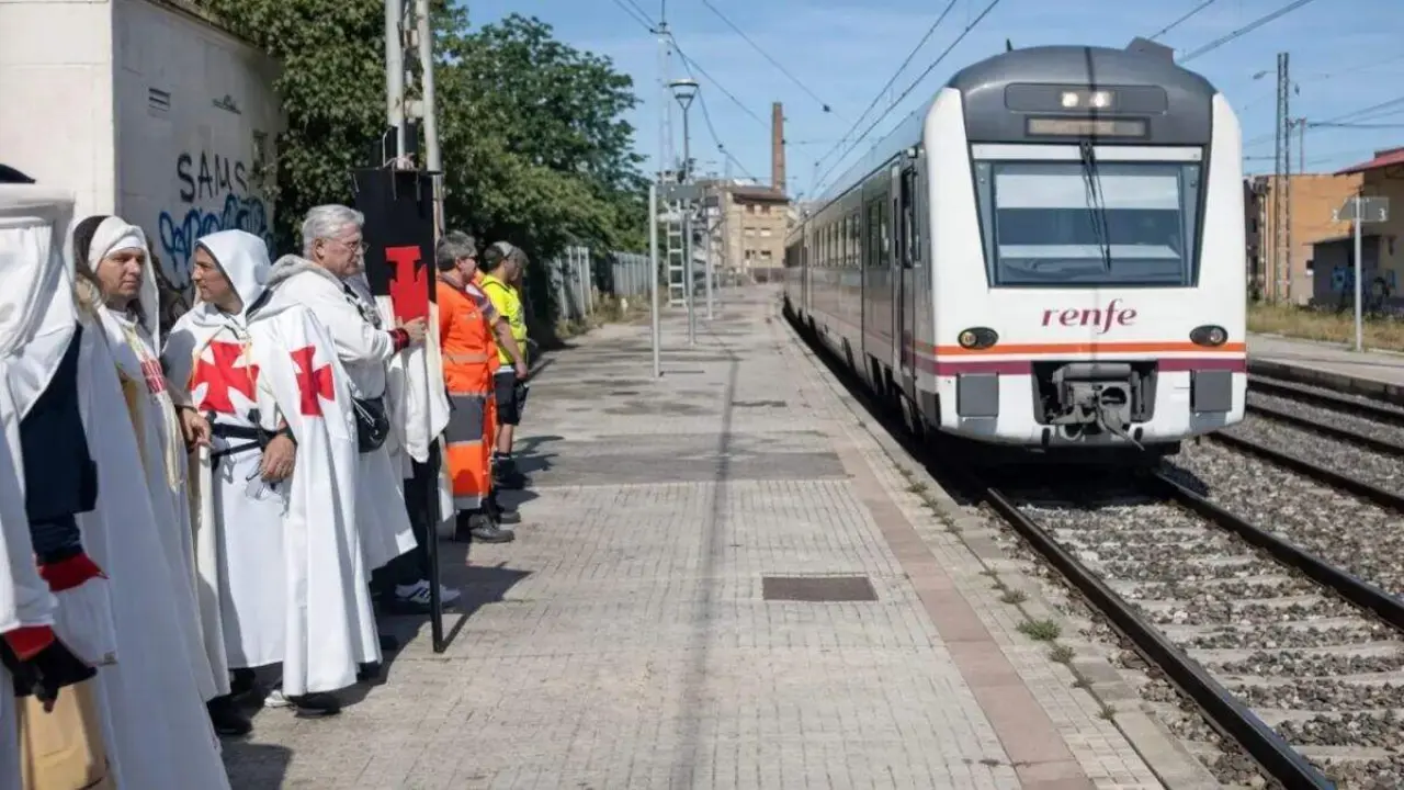 Una edici&oacute;n anterior del tren templario de Monz&oacute;n, con motivo del Homenaje a Jaime I y Guillem de Mont-rod&oacute;n. / AYTO. MONZ&Oacute;N
