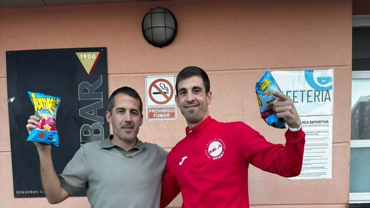 Imagen de Miguel Gim&eacute;nez con uno de sus socios del bar atracado y con sedas bolsas de Jumpers/H.A.