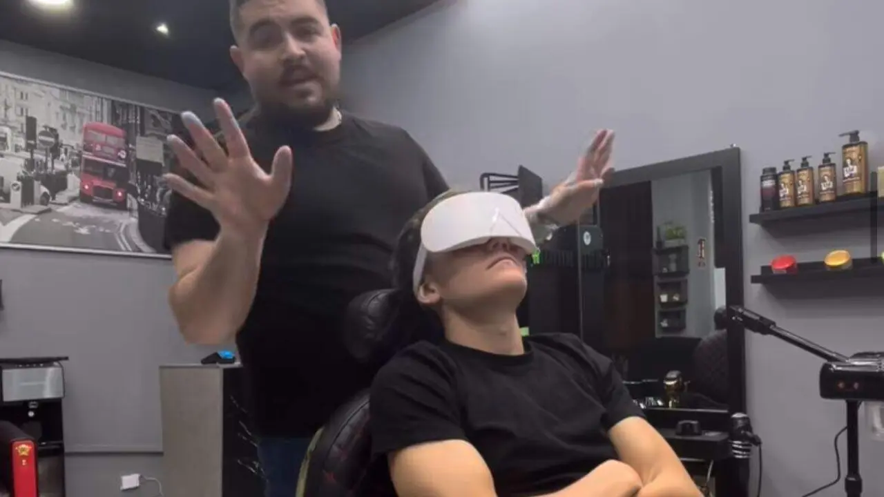 El servicio premium de AJ Barber Shop incluye masajeador de ojos / Anngelo Barber