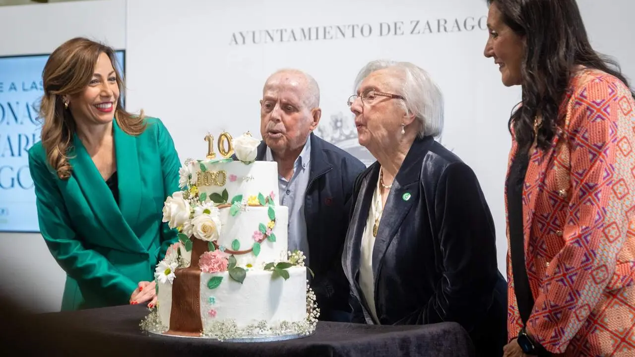 La alcaldesa de Zaragoza, Natalia Chueca, en el homenaje a los centenarios. /AZ