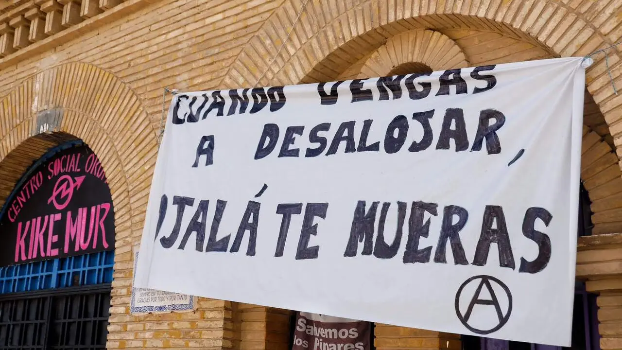 Mensajes contra el desalojo del Kike Mur, el centro social okupado en la antigua c&aacute;rcel de Torrero. /AZ