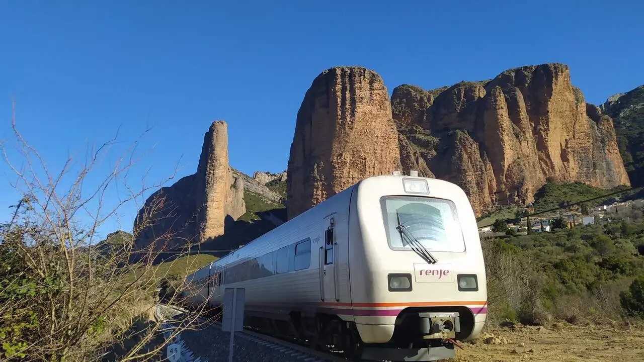 El tren a su paso por los Mallos de Riglos / Renfe