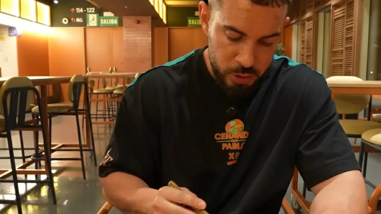 Pablo Cabezali, de Cenando con Pablo, prueba el restaurante "Ultramarinos Roig" / YOUTUBE @CenandoconPablo
