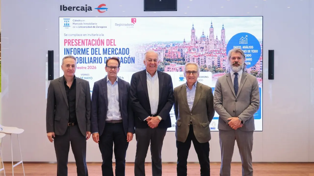 El director de la C&aacute;tedra, Luis Fabra; el director general de Grupo Plaza 14, Fernando Mont&oacute;n; el presidente del Colegio de Agentes de la Propiedad Inmobiliaria de Arag&oacute;n, Fernando Baena; y arquitecto socio en Ingennus, Fernando Used; y el jefe de An&aacute;lisis Econ&oacute;mico y Financiero de Ibercaja, Santiago Mart&iacute;nez