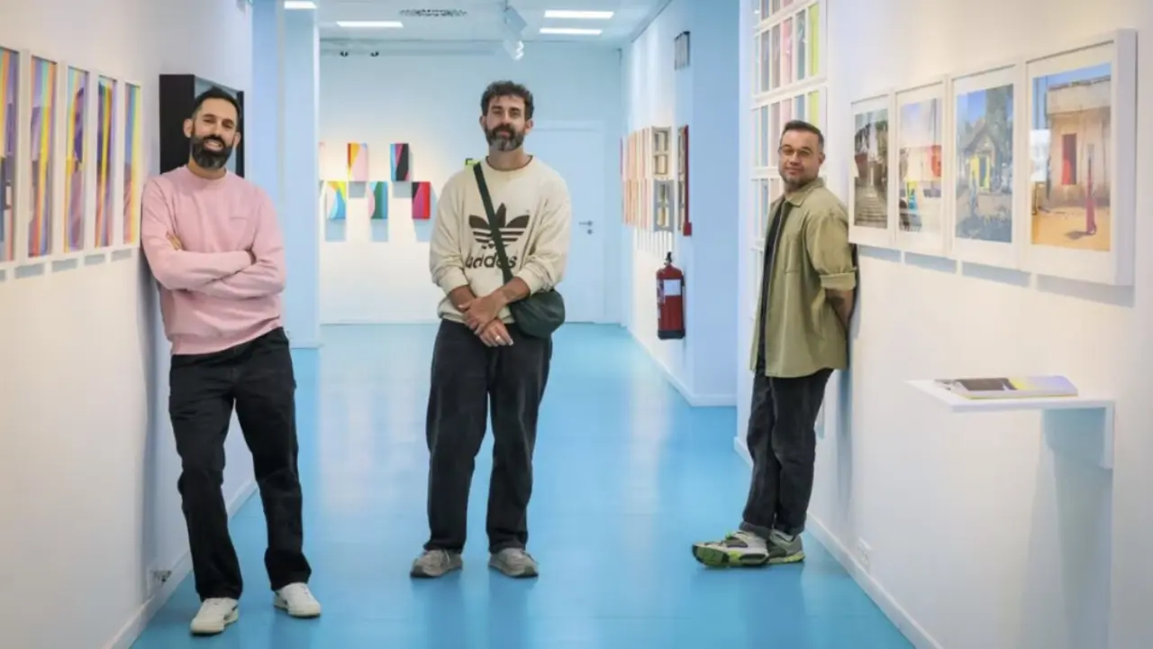 Los tres miembros de Boa Mistura, Pablo Ferreiro, Pablo Pur&oacute;n y Javier Serrano, en el Espacio Joven de Fundaci&oacute;n Ibercaja de Zaragoza, donde puede visitarse "Fragmentos". Fundaci&oacute;n Ibercaja