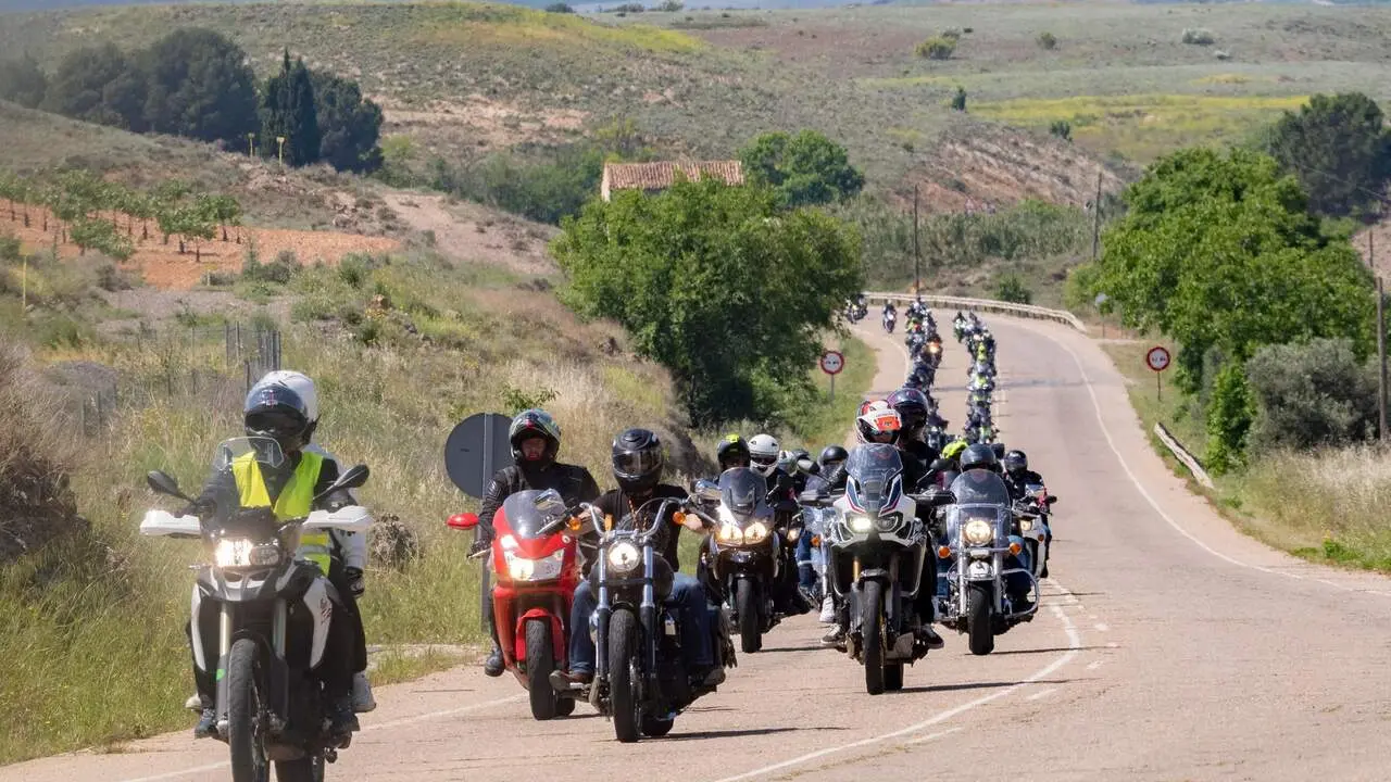 Moteros durante la ruta de X la Concentraci&oacute;n Motera Contra el C&aacute;ncer de &Eacute;pila / Asociaci&oacute;n de Ayuda "Matarrayos"