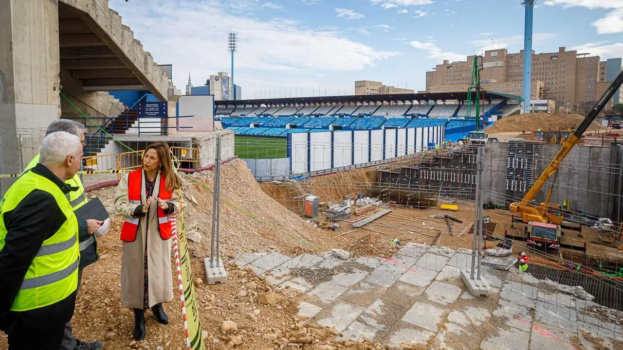 Las obras de la urbanizaci&oacute;n de la Nueva Romareda, durante una visita de la alcaldesa Natalia Chueca / AZ