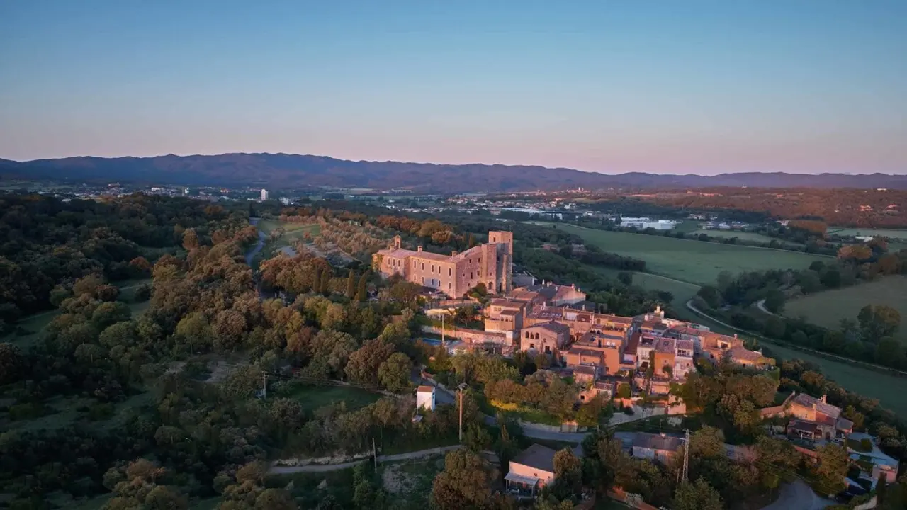 Vista a&eacute;rea del Castell d'Empord&agrave;, en las colinas de la Costa Brava en Catalu&ntilde;a. / Castell d'Empord&agrave;