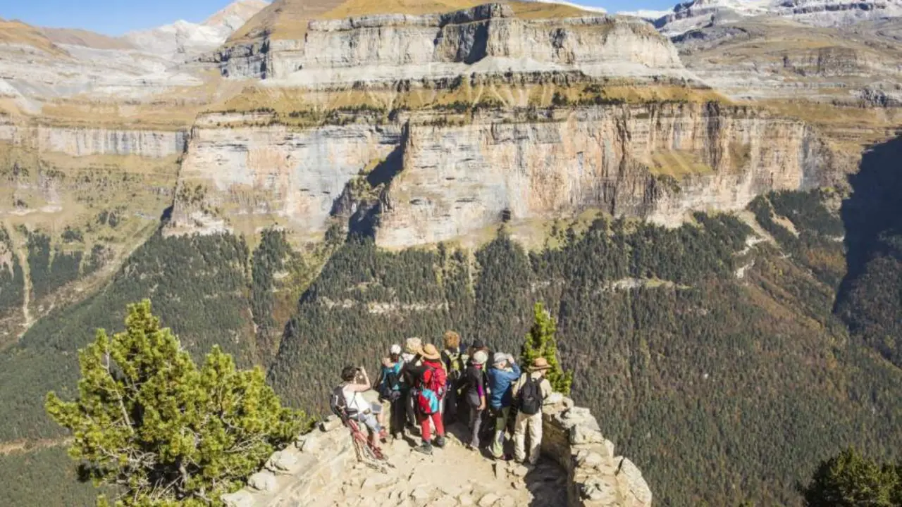 Un grupo de senderistas en una de las rutas del Parque Nacional de Ordesa y Monte Perdido / Turismo en Arag&oacute;n