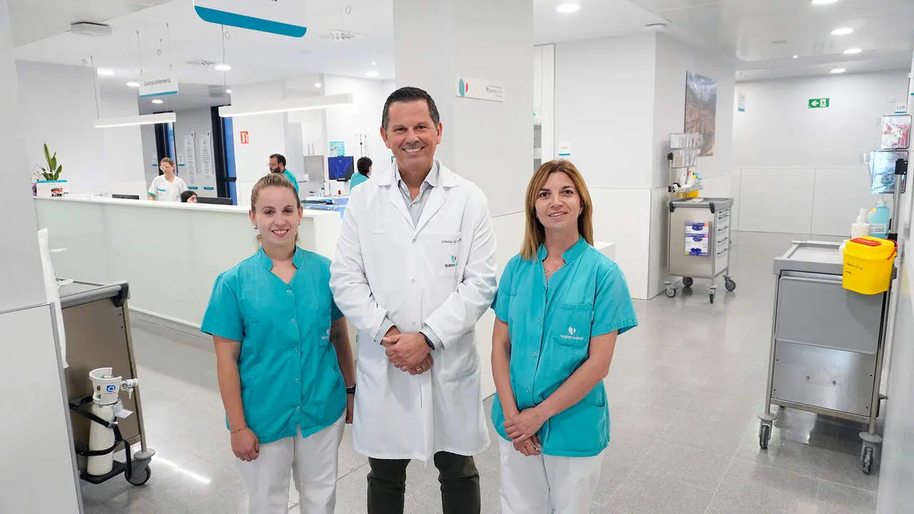 Natalia Montero, enfermera; Daniel de Roque, director de Enfermer&iacute;a del Hospital Universitario Quir&oacute;nsalud Zaragoza, y Marta Royo, enfermera