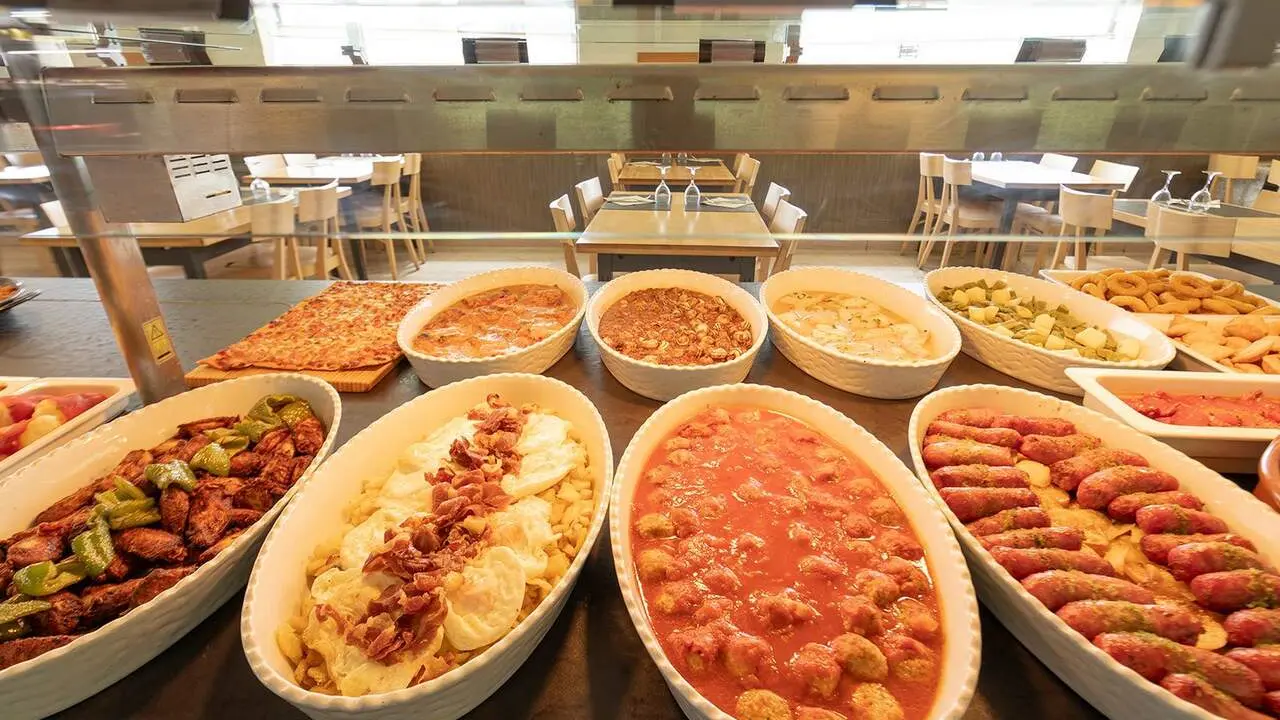 Algunos de los platos disponibles en el Buffet El Espa&ntilde;ol / Hostal Restaurante El Espa&ntilde;ol