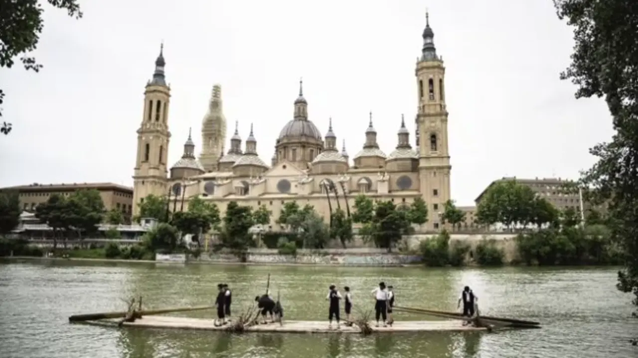 Una navata ha recorrido el Ebro con motivo del rodaje del documental 'Cierzo y sed' - Marcos Cebri&aacute;n