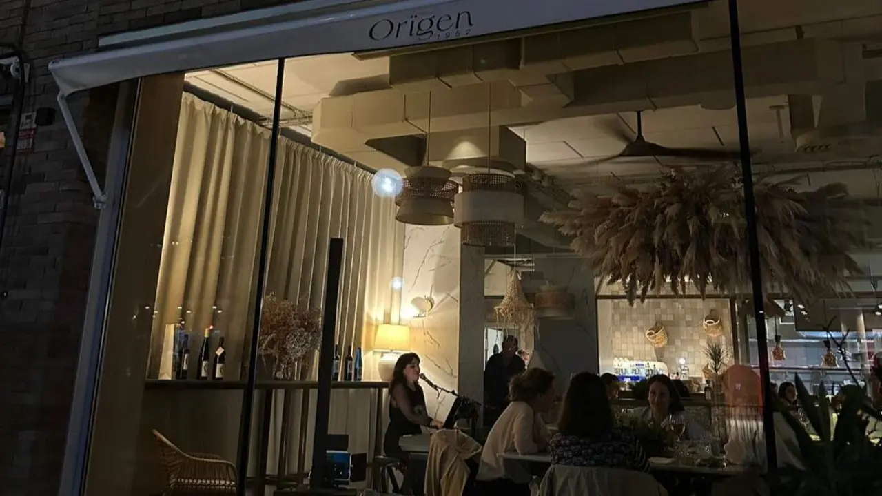 La cantante Ariadna Redondo actuando en el restaurante Origen 1952 de Zaragoza.