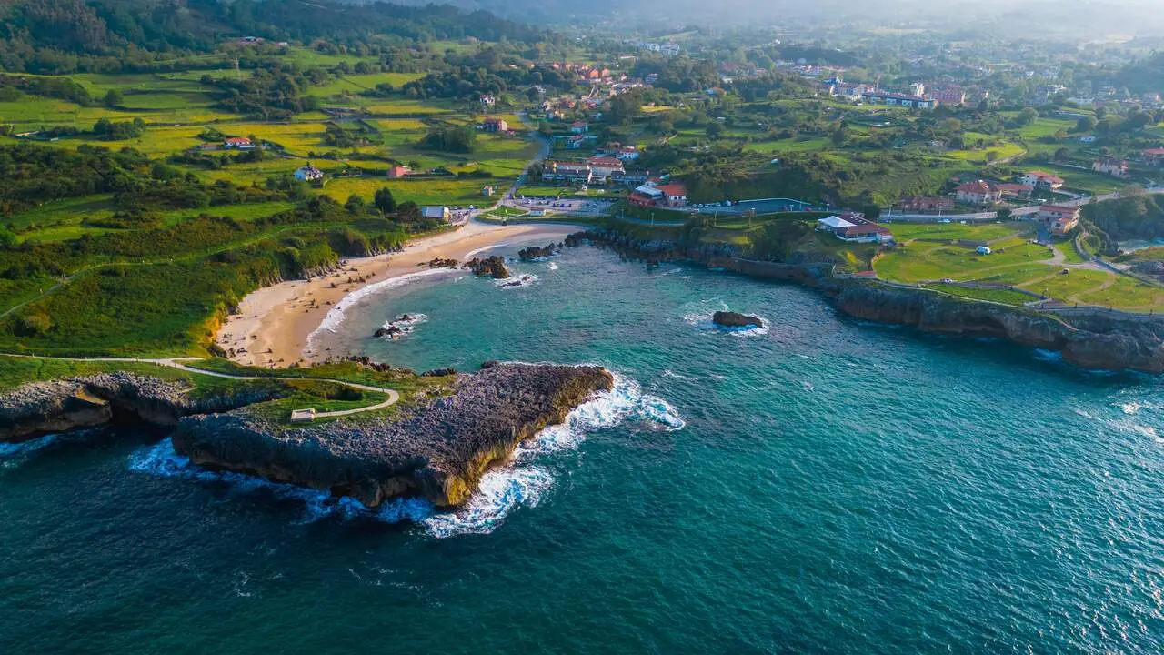 Vista a&eacute;rea de la costa de Llanes (Asturias) / Pexels