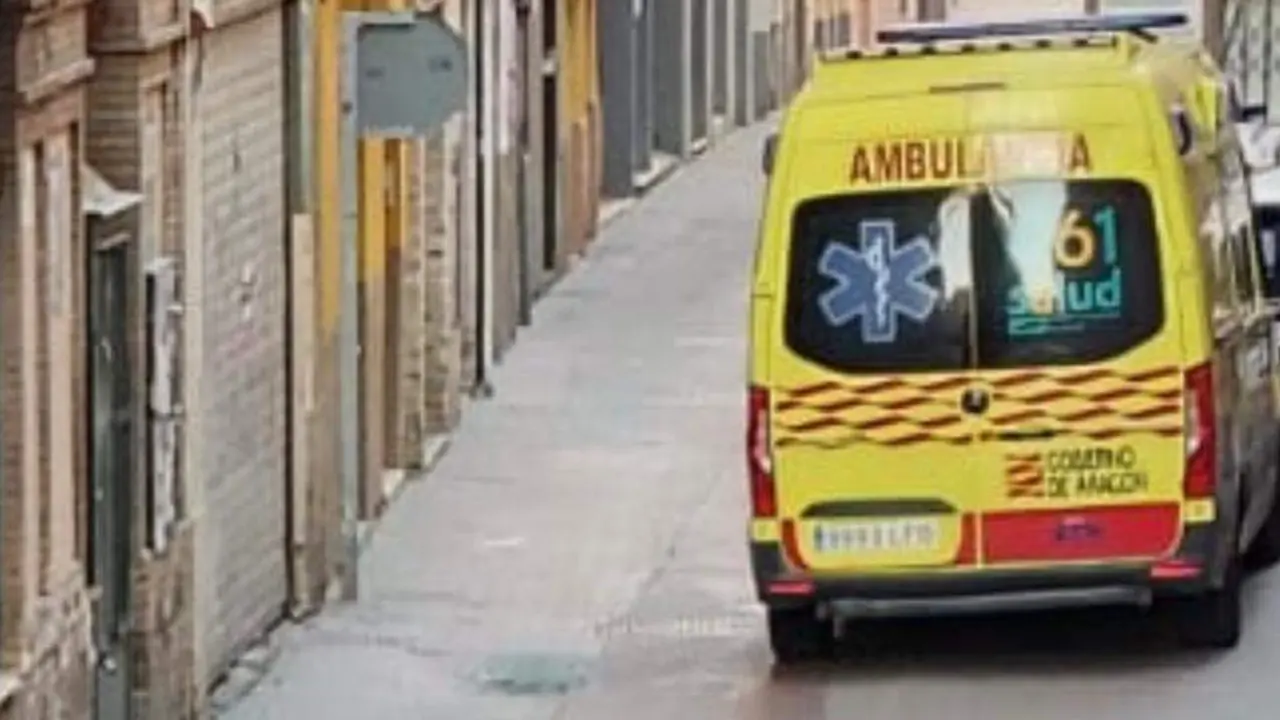 La ambulancia y las patrullas policiales esta ma&ntilde;ana en la calle Ram&oacute;n Pignatelli/ Cedida a H.A.