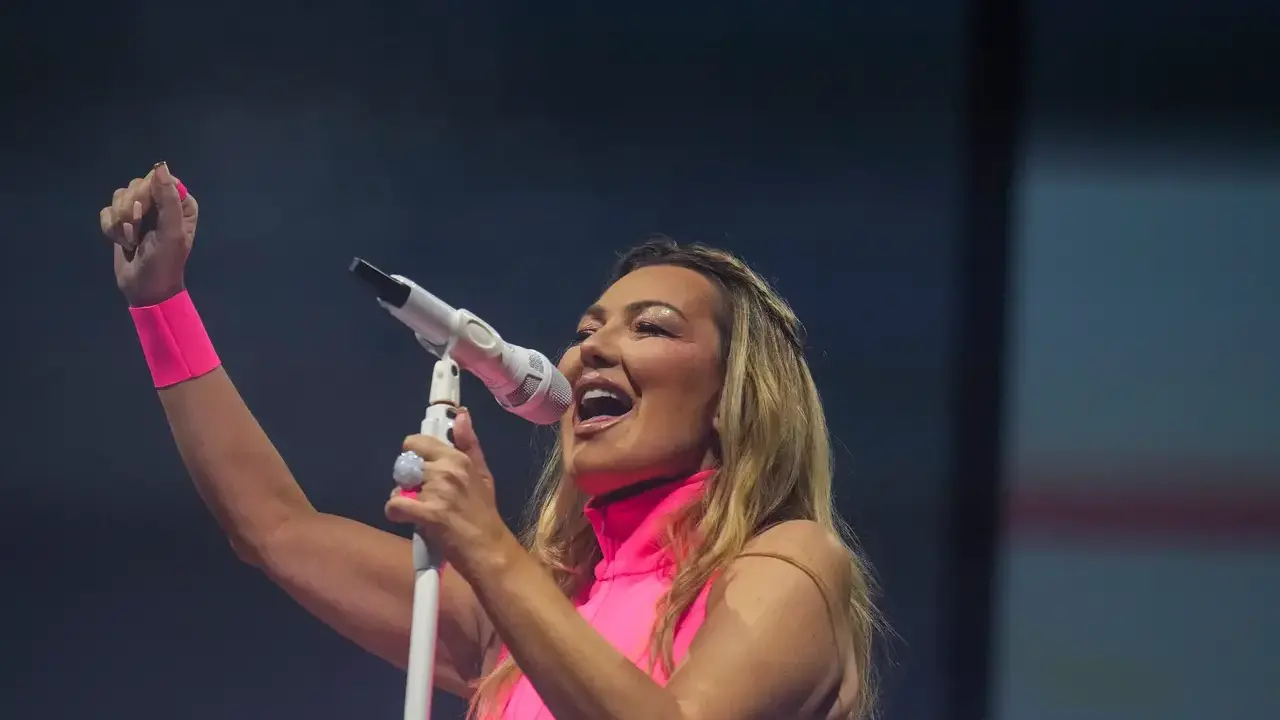 Amaia Montero durante el primer concierto de la nueva gira de la Oreja de Van Gogh. (EP)