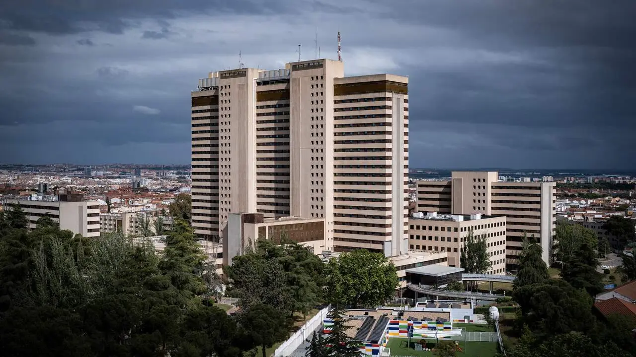 Exteriores del Hospital Central de la Defensa G&oacute;mez Ulla, a 10 de mayo de 2026, en Madrid (Espa&ntilde;a). Los 14 espa&ntilde;oles que viajaban en el crucero MV Hondius aquejado por un brote de hantavirus son trasladados al Hospital G&oacute;mez Ulla para iniciar una cuarente. / EP