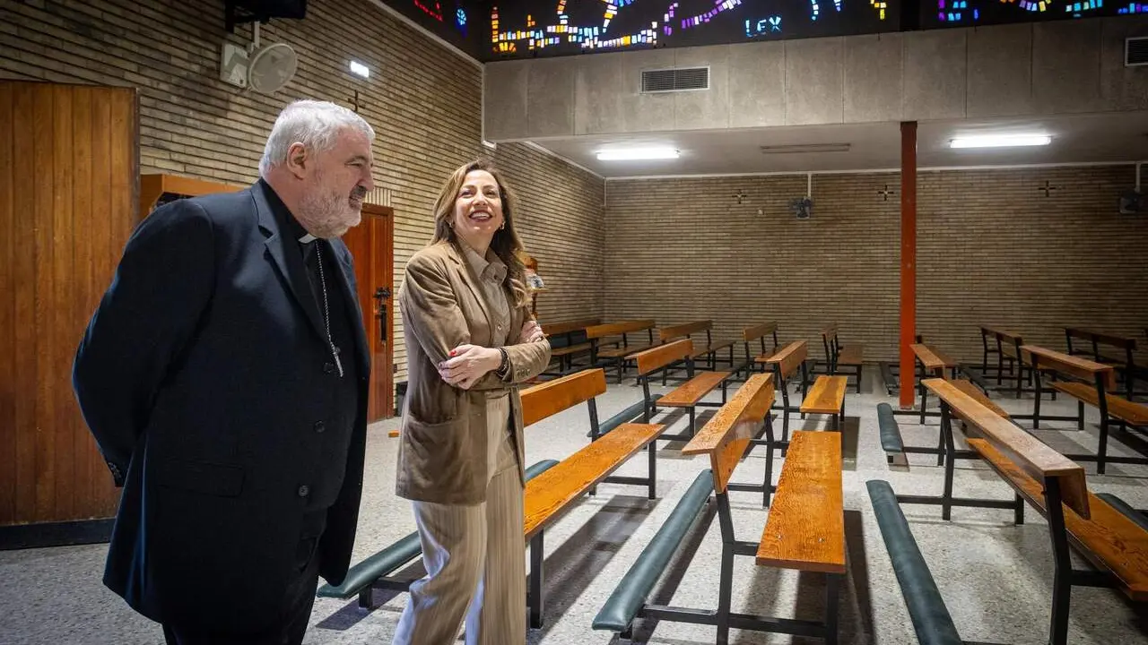 La alcaldesa Natalia Chueca junto a Carlos Escribano, el arzobispo de Zaragoza