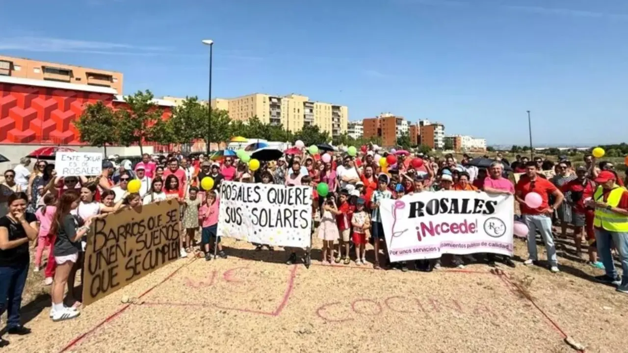 Concentraci&oacute;n del pasado mes de junio en Rosales del Canal Asociaci&oacute;n de Vecinos Entrelagos - (Archivo)