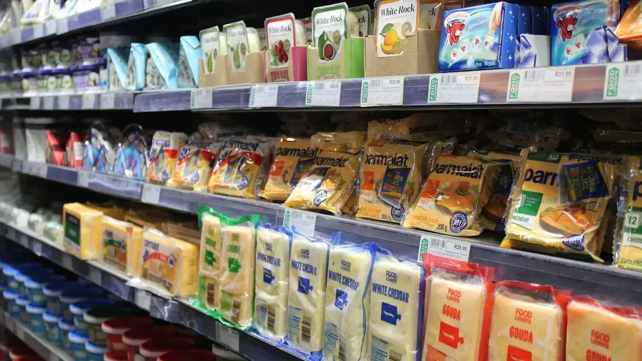 Lineal de quesos en un supermercado. / CONSUMIDOR GLOBAL