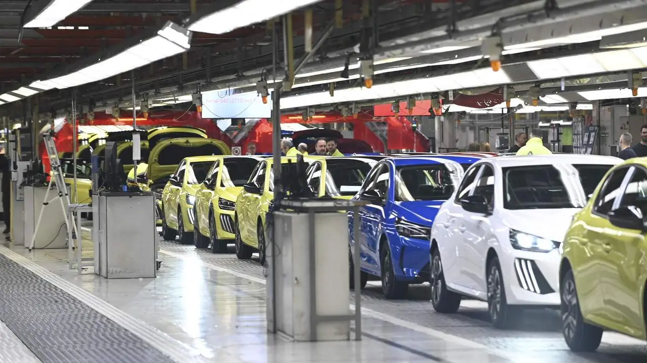 Coches en la l&iacute;nea de producci&oacute;n de la planta de Stellantis en Figueruelas (Zaragoza) / Ram&oacute;n Comet